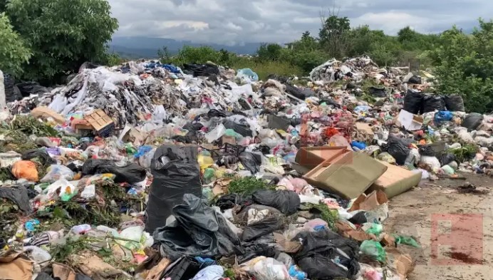 Затрупан влезот во градската депонија на Кочани, отпадот се истура покрај патот кон Пониква