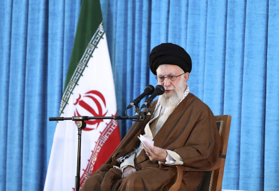 Хомеини вели дека Западот не би можел да го спречи Иран да изгради нуклеарно оружје, доколку сака