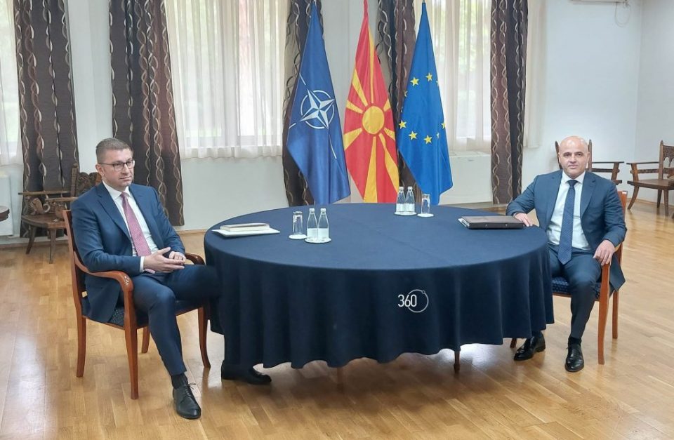 (ВИДЕО) Започна лидерската средба, Мицкоски и Ковачевски во четири очи ќе разговараат за клучните прашања