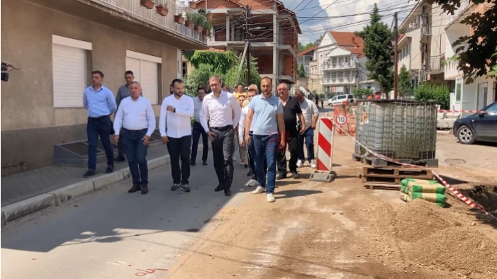 Мицкоски и Папазов извршија увид на реконструкцијата на улица во центарот на Кочани