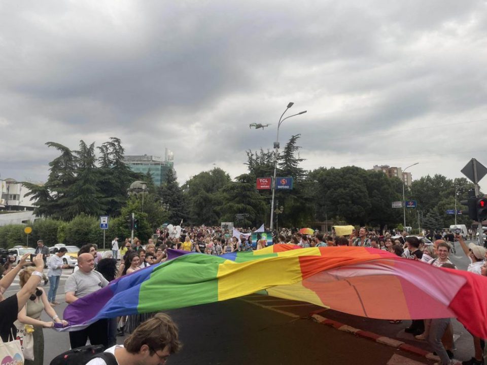 (ВИДЕО) Под мотото „Гласни и горди“ се одржа „Парадата на гордоста“ во Скопје