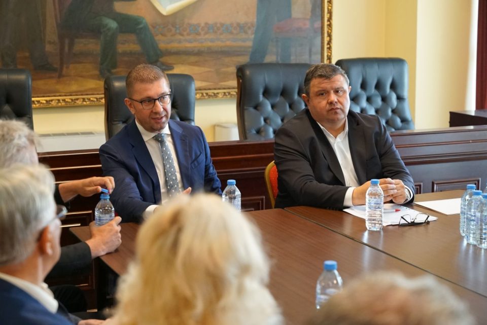Пратеничката група на ВМРО-ДПМНЕ и коалицијата во пресрет на лидерската средба: Нема промена на Уставот под бугарски диктат