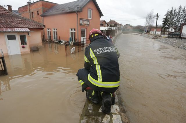 Вонредна состојба поради врнежи и поплави во 56 локални самоуправи во Србија