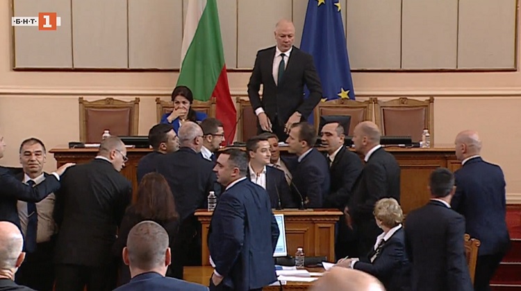 (ВИДЕО) Се степаа пратеници во бугарското Собрание