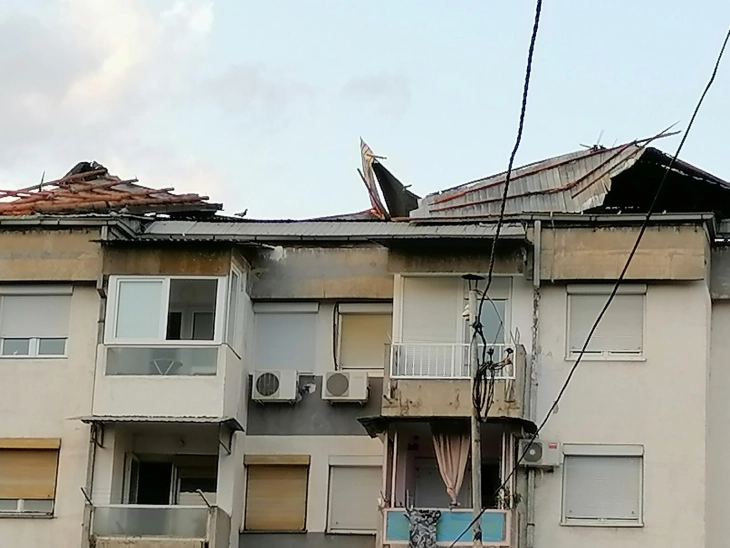 (ФОТО) Четириесетина штети пријавени од невремето во Скопје, паднати дрвја и бандери, оштетени покриви…