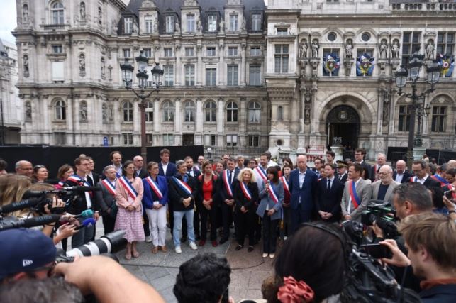 Во Франција почнаа собири пред општинските згради
