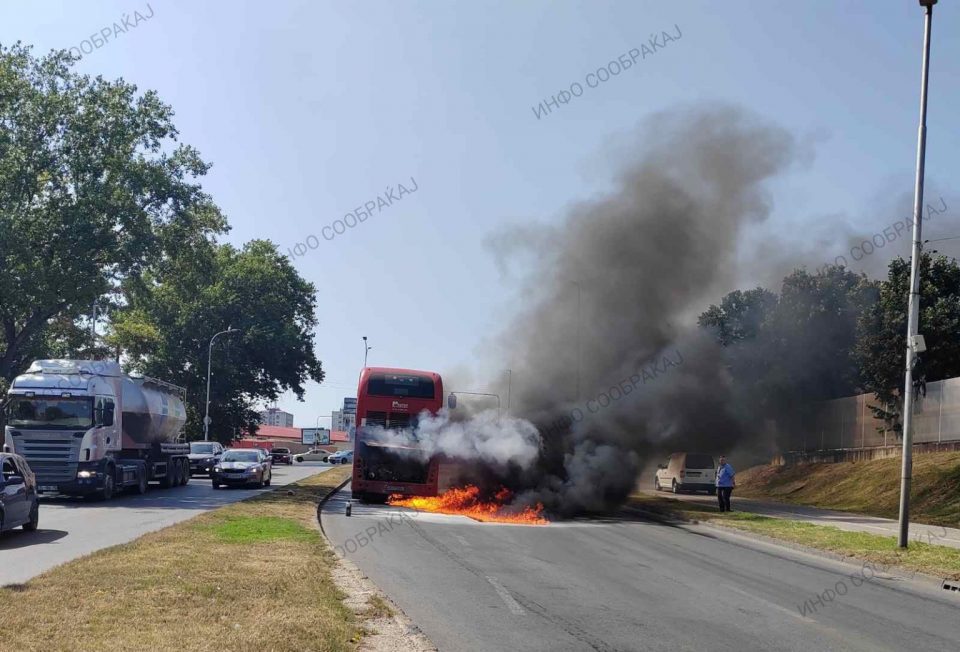 (ФОТО) Се запали автобус на ЈСП