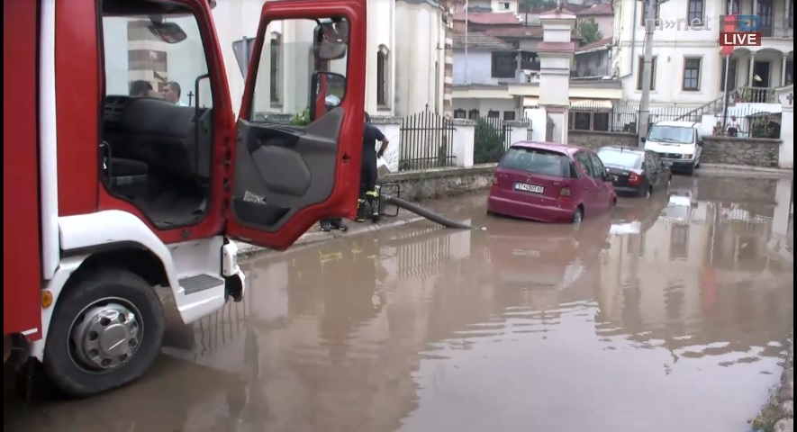 (ВИДЕО) Автомобили и црква се под вода: И Штип го зафати силно невреме