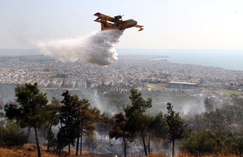 (ВИДЕО) Потресна снимка од Грција: Се урна авион кој гасне шумски пожари, загинаа двата пилоти