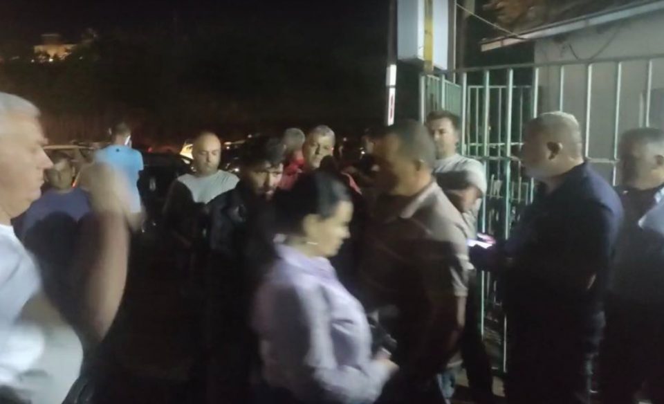 „Оставка, оставка”: Тензично е и вечерва пред ЈП Комунална хигиена, вработените излегоа на протест