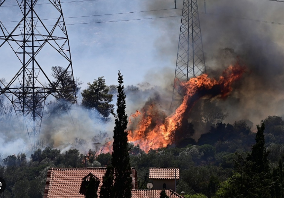 (ВИДЕО) Авиони, хеликоптери и 40 возила: Страшен пожар на грчки остров