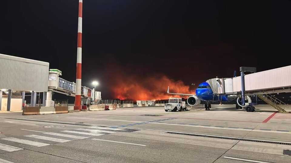 Аеродромот во Палермо затворен поради пожарите што беснеат во Сицилија