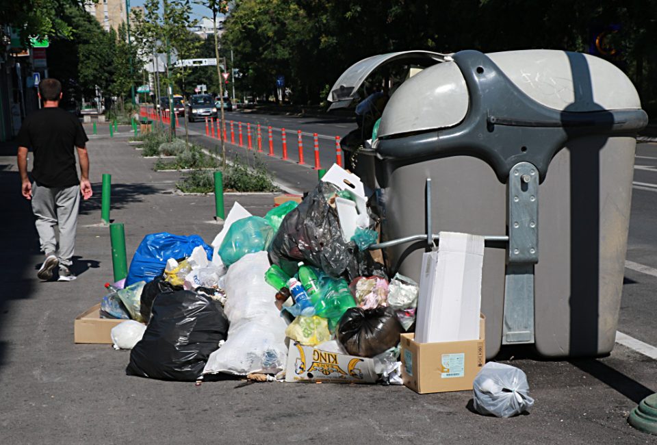 Општина Центар го обвинува Град Скопје за хаосот со ѓубрето