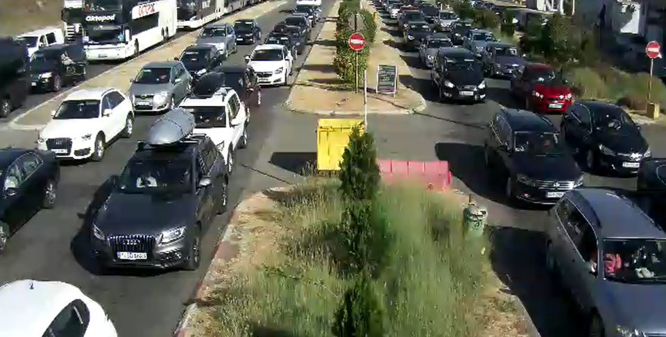 Огромни колони од автомобили чекаат утрово за влез во Грција, се стои во место и до 45 минути