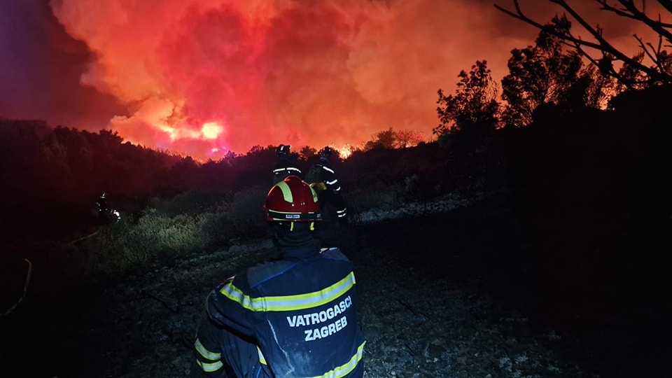 Страшен пожар на хрватскиот остров Чиово