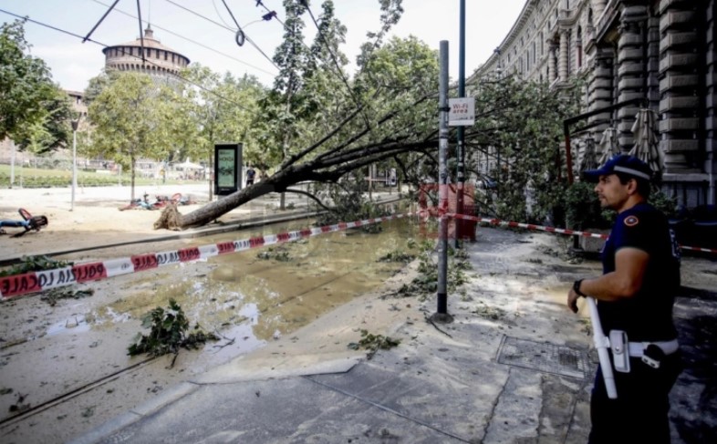 Најмалку пет жртви во невреме и пожари во Италија