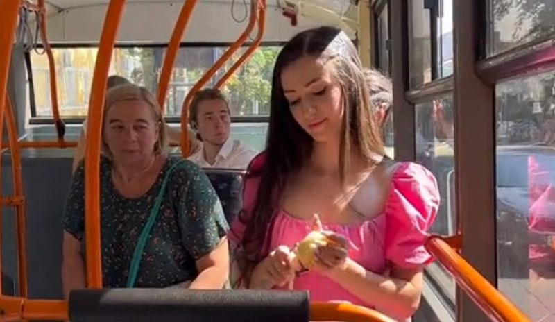 (ВИДЕО) Снимка која стана вирална во регионот: Девојка лупи компири во автобус