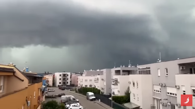 (ВИДЕО) Повторно силно невреме во Хрватска: Град, силен ветер и паднати дрвја во Загреб, Истра и Кварнер