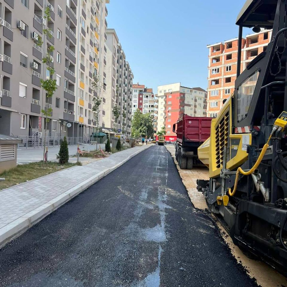 Уште еден во низата инфраструктурни проекти, привршува асфалтирањето на новопроектираната улица во Стар Аеродром