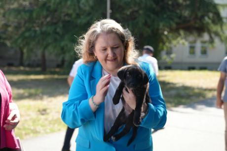 Министерката Петровска одлучи да вдоми куче кое се качи на бина додека имаше свој говор