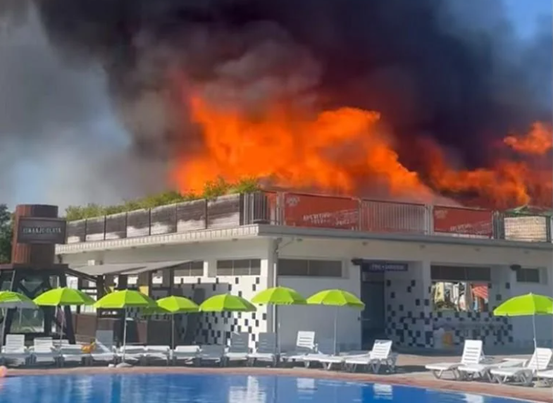 (ВИДЕО) Голем пожар во аква парк во Словенија