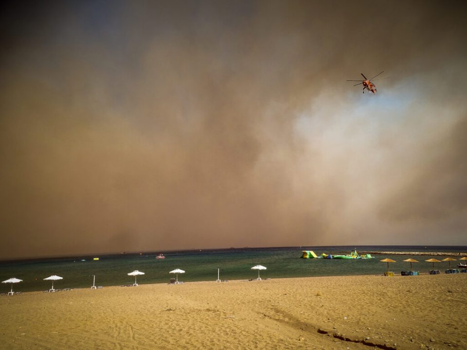 (ВИДЕО) Илјадници евакуирани на грчкиот остров Родос, беснеат шумските пожари
