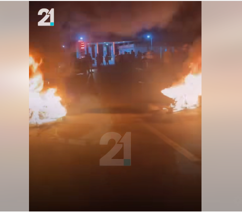 (Видео) Жителите на кумановското село Слупчане со палење на гуми на патот го блокираа влезот на екипите на ЕВН