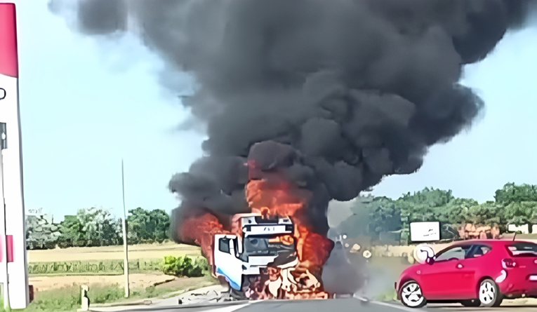 Тешка сообраќајка во Србија. Возач изгоре во автомобил по директен судар со камион