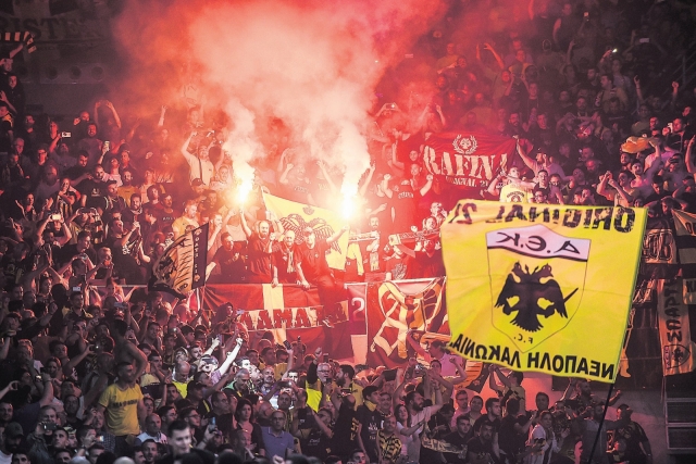 Навивачите на АЕК со порака до УЕФА: Исфрлете ги нацистите од фудбалот!