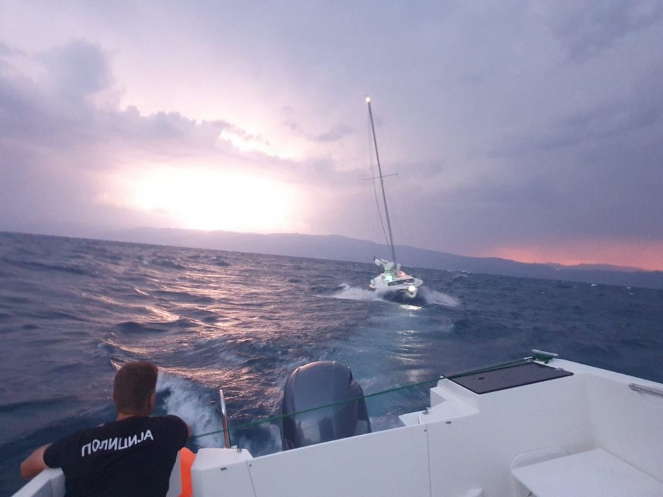 (ВИДЕО) Езерската полиција спаси пет лица од едрилица во Охридското Езеро