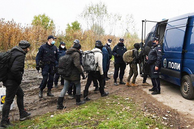 Полициска акција во Суботица: Пронајдени 300 мигранти и значително количество оружје