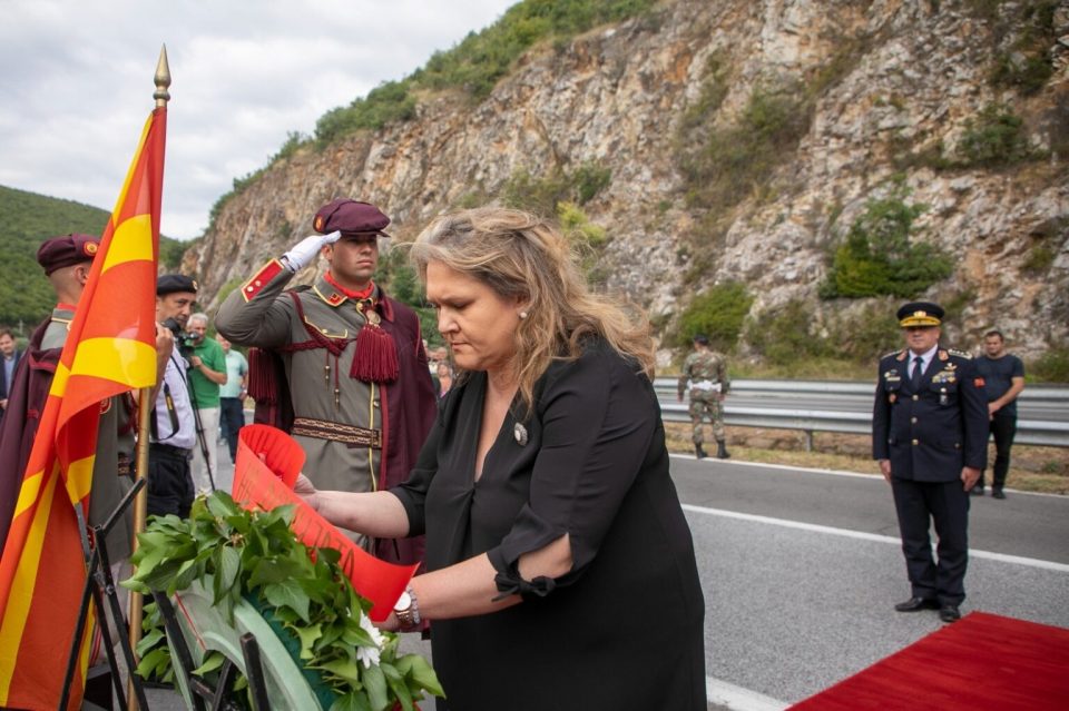 Петровска положи венец со свежо цвеќе за загинатите кај Карпалак пред скромната спомен плоча
