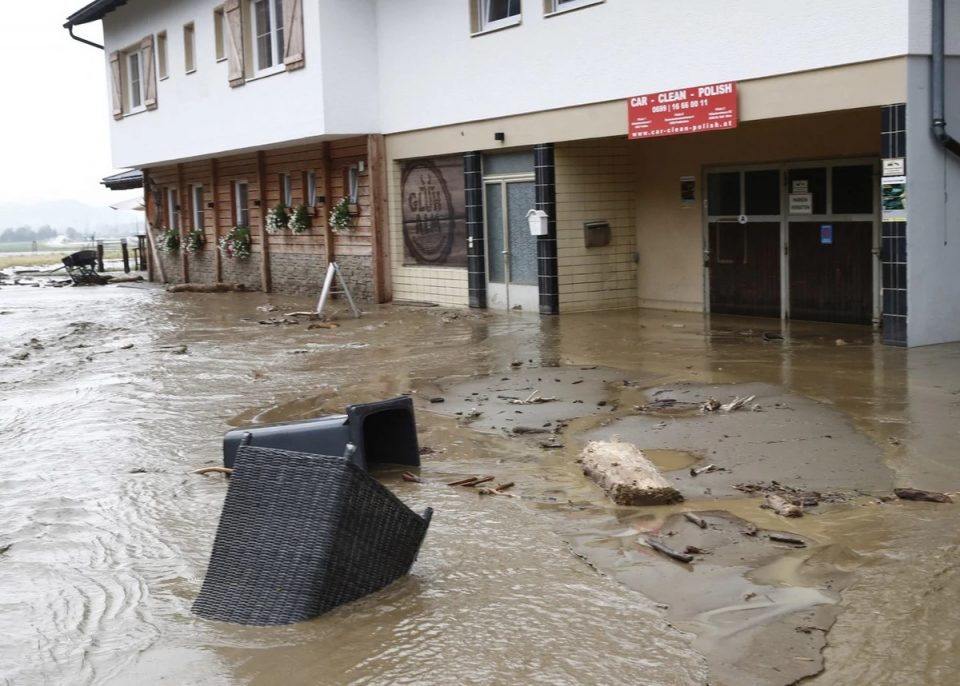 (ВИДЕО) Силно невреме ја зафати Австрија