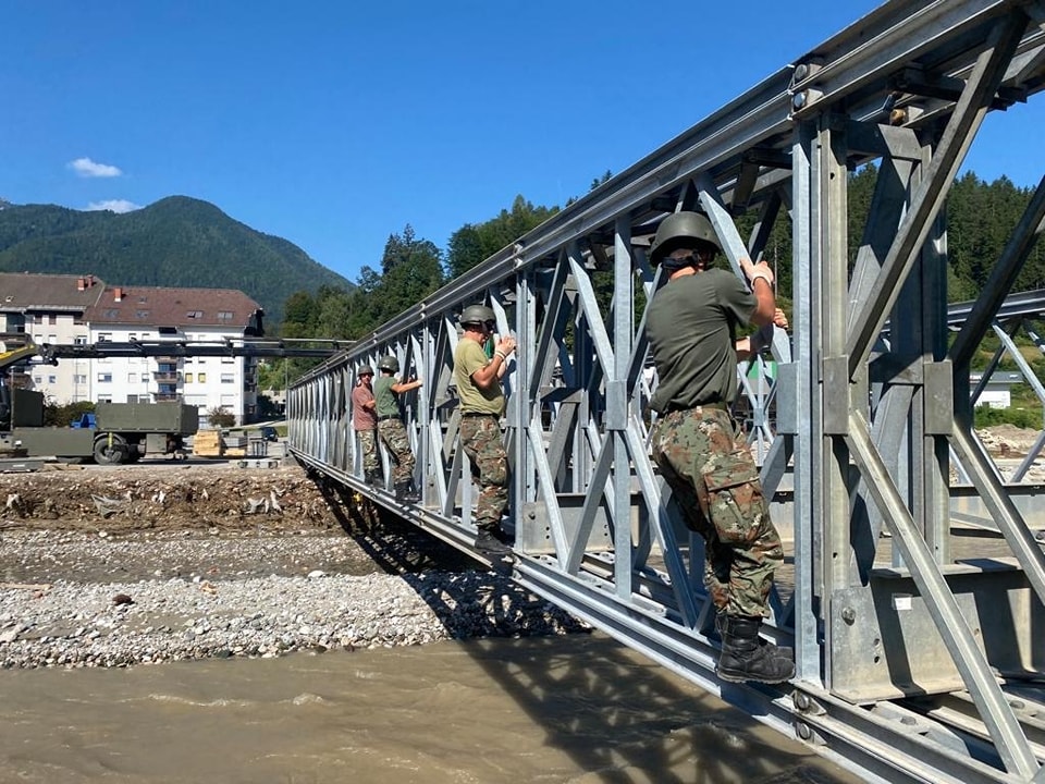 (ФОТО) Припадниците на АРМ учествуваа во експресно поставување на нова конструкција на мост во Словенија