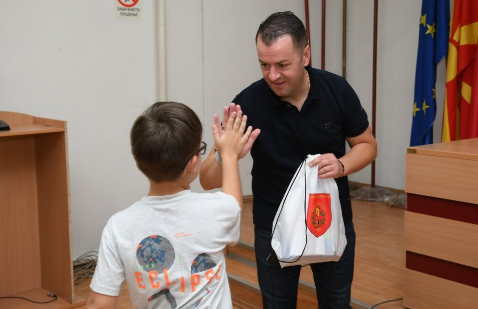 Стефковски: 300 семејства од социјален ризик добија бесплатен училишен прибор