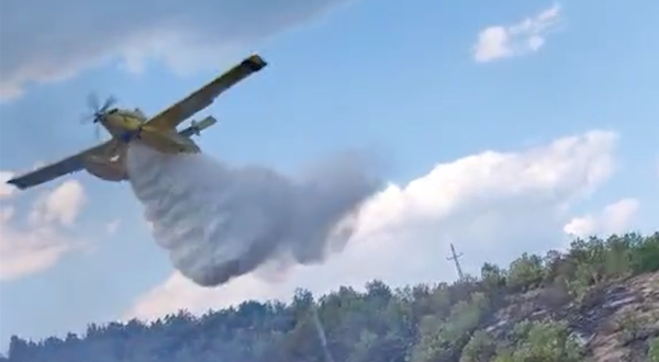 Пожар кај Соколарци: Поради опасност од ширење полетуваат трите Ер трактори и хеликоптер на МВР
