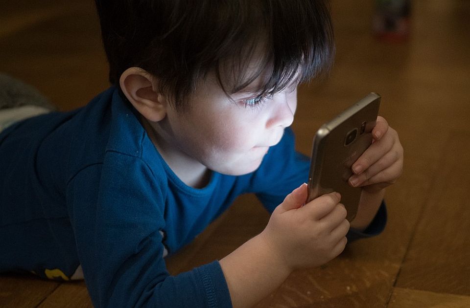 Кина дополнително го ограничува времето на децата пред екраните и паметните телефони, максимум два часа дневно