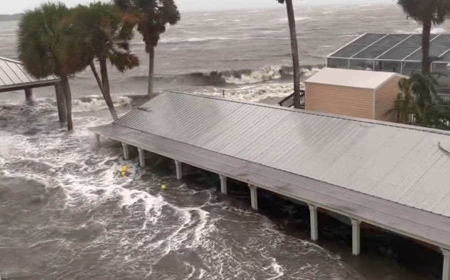 (ВИДЕО) Најмалку двајца загинати во ураганот во Флорида