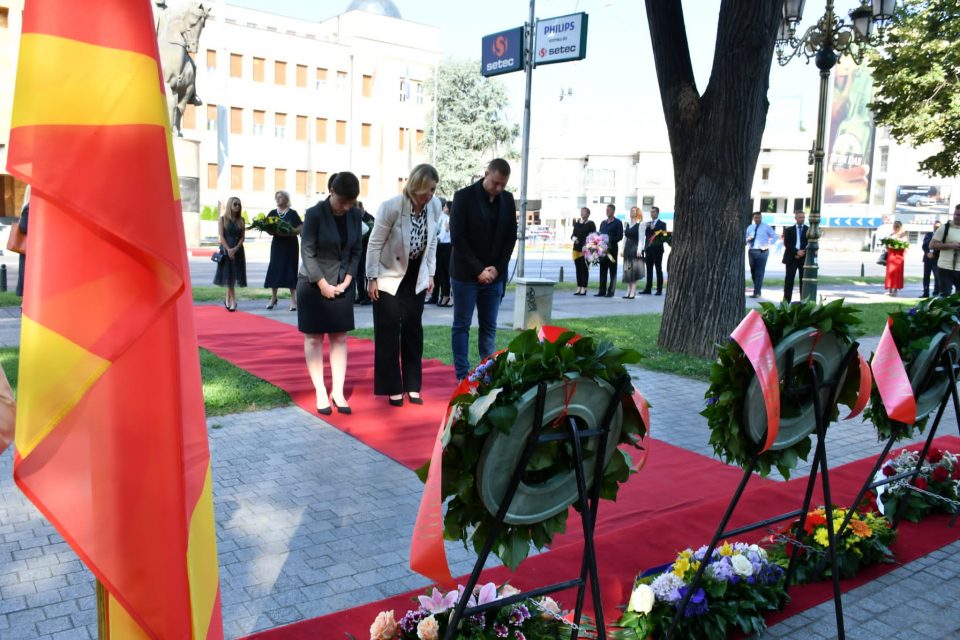 Делегација на СДСМ положи цвеќе преку спомениците на Ченто, Карев и АСНОМ