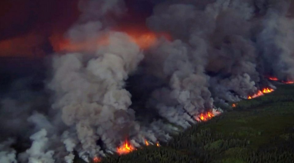 Илјадници луѓе бегаат од шумските пожари во северна Канада!