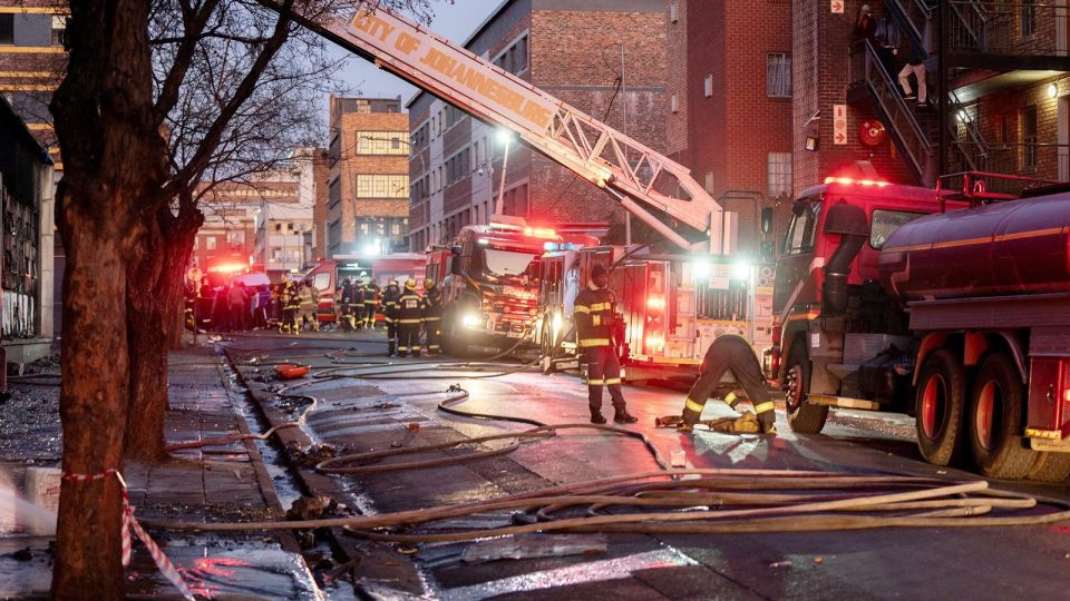 (ВИДЕО) Најмалку 58 загинати во пожар во зграда во Јоханесбург