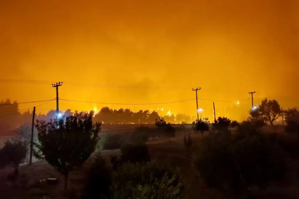 Тројца македонски државјани евакуирани од пожарите во Грција