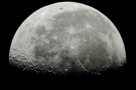 (ВИДЕО) Индиското вселенско летало „Чандрајан-3“ денеска слетува на Месечината