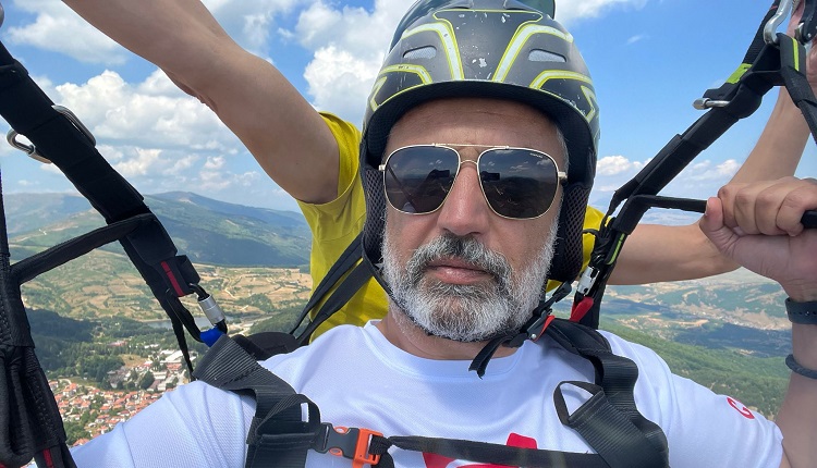 По јавањето коњ, Зечевиќ со параглајдер над Крушево