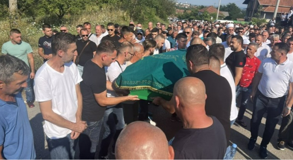 (ВИДЕО) Илјадници луѓе на погребот на убиената жена во Градачац