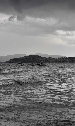 (ФОТО+ВИДЕО) Високи бранови го поплавија кејот во Охрид