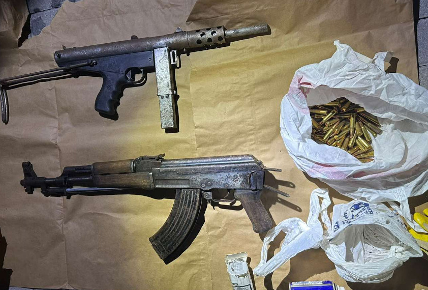 Оружје и муниција пронајдени во канта за отпад пред двор на скопјанец