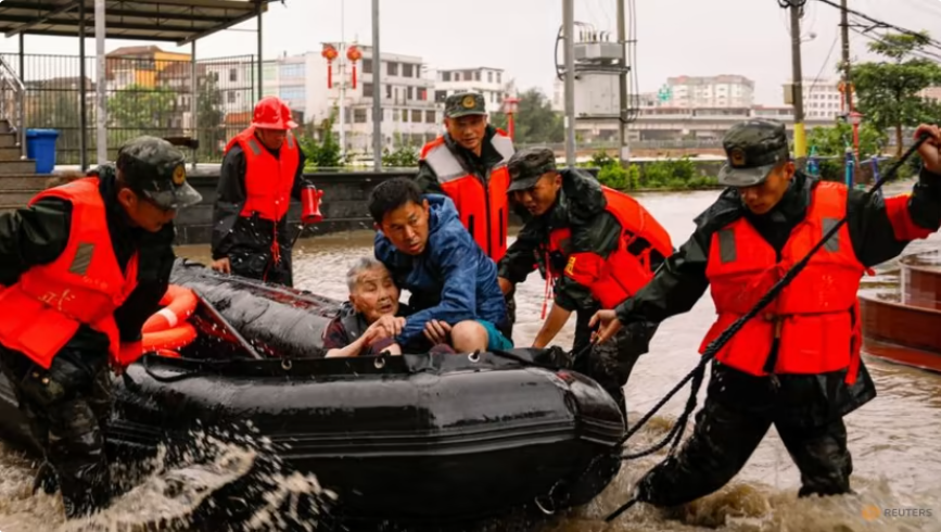 Во поплавите околу Пекинг загинаа 11 лица, 27 се водат како исчезнати