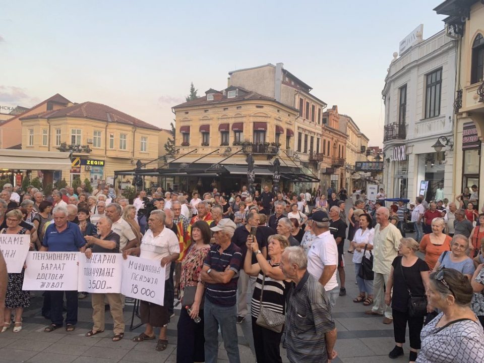 Вечерва на плоштадот „Магнолија“ се одржа четвртиот по ред протест на дел од битолските пензионери