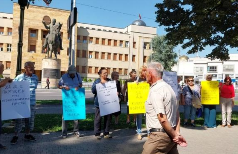 Пензионерите излегоа на протест, бараат покачување на пензиите